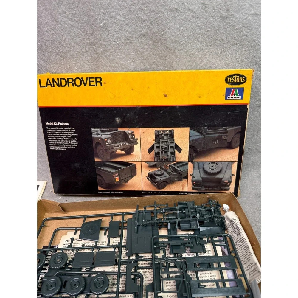 LANDROVER 1981 Model Kit 1/35 Scale Testors Italeri 859 Open Box
